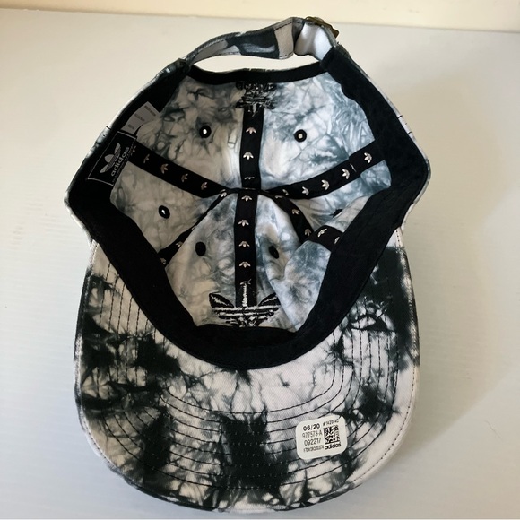 Adidas Originals Relaxed Tie-Dye Strapback hat in a black and white colorway - Picture 8 of 8